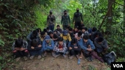 ARCHIVO. Ejército tailandés publicó una imagen de decenas de personas víctimas de una red de tráfico humano en 2022.