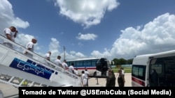 Un grupo de cubanos desciende del avión en el cuarto vuelo de deportación desde EEUU. (Imagen de archivo)