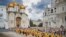 Sacerdotes ortodoxos y fieles asisten a una ceremonia en el Kremlin con la Catedral de la Asunción al fondo, en Moscú, el 28 de julio de 2024. (Igor Palkin/Servicio de Prensa de la Iglesia Ortodoxa Rusa vía AP)