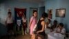 Dos mujeres se registran para votar en el referendo del Código de las Familias, en La Habana, Cuba. (AP/Ramon Espinosa).