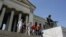 Un grupo de estudiantes en la Universidad de La Habana. AP Photo/ Javier Galeano