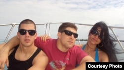 Jorge Javier Rodríguez Cabrera junto al nieto de Raúl Castro, Raúl Guillermo Rodríguez Castro, apodado “El Cangrejo” durante un paseo. 