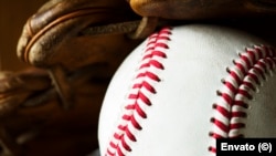 Una pelota de béisbol.