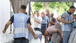 Empleados de la agencia UNRWA distribuyen ayuda. EEUU considera que esta entidad funciona como "una filial de Hamás que fue cómplice de las atrocidades del 7 de octubre".