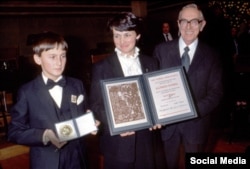 Miroslawa Danuta, esposa de Lech Walesa recibe junto a su hijo, el Premio Nobel 1983.