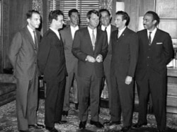 Bob Kennedy (al centro) con los brigadistas (Oliva a la derecha).