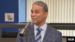 Oscar Elías Biscet en Radio Martí.