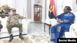 El viceministro de las Fuerzas Armadas Revolucionarias de Cuba junto a Suzana Fernanda Pemba Massiala de Abreu, gobernadora de la Provincia de Cabinda.