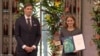 Ana Corina Sosa, hija de María Corina Machado, recibe el diploma y la medalla del Premio Nobel de la Paz en su nombre. 