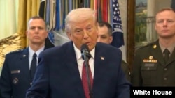 El presidente Donald Trump da a conocer la orden ejecutiva sobre el fentanilo en una declaración desde la Casa Blanca.