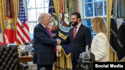 El presidente Donald Trump con el líder sirio Ahmed al-Sharaa en la Casa Blanca. 