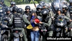 Una joven manifestantes arrestada por la guardia Nacional Bolivariana. Foto Tomada de @UNHumanRights. 