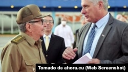 ARCHIVO. El canciller Bruno Rodríguez observa una conversación entre el general Raúl Castro con su sucesor, Miguel Díaz-Canel. 