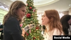 La congresista María Elvira Salazar en el momento en que conoció a la hija de la galardonada, Ana Corina Sosa Machado, quien la medalla del Nobel en lugar de su madre.