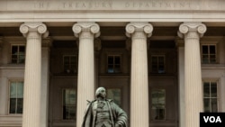 Entrada al edificio del Departamento del Tesoro en Washington, D.C., con la estatua de Albert Gallatin, ex Secretario del Tesoro.