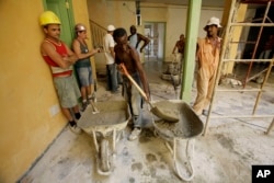 Constructores cubanos trabajan en el interior de un edificio en La Habana en junio de 2010. AP Photo/Franklin Reyes.