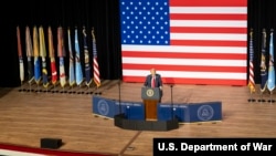 El presidente Trump durante un acto en el Departamento de Guerra en la Base del Cuerpo de Marines de Quantico, Virginia, el 30 de septiembre de 2025. (Foto del Departamento de Guerra tomada por la suboficial de segunda clase de la Armada estadounidense Aiko Bongolan)