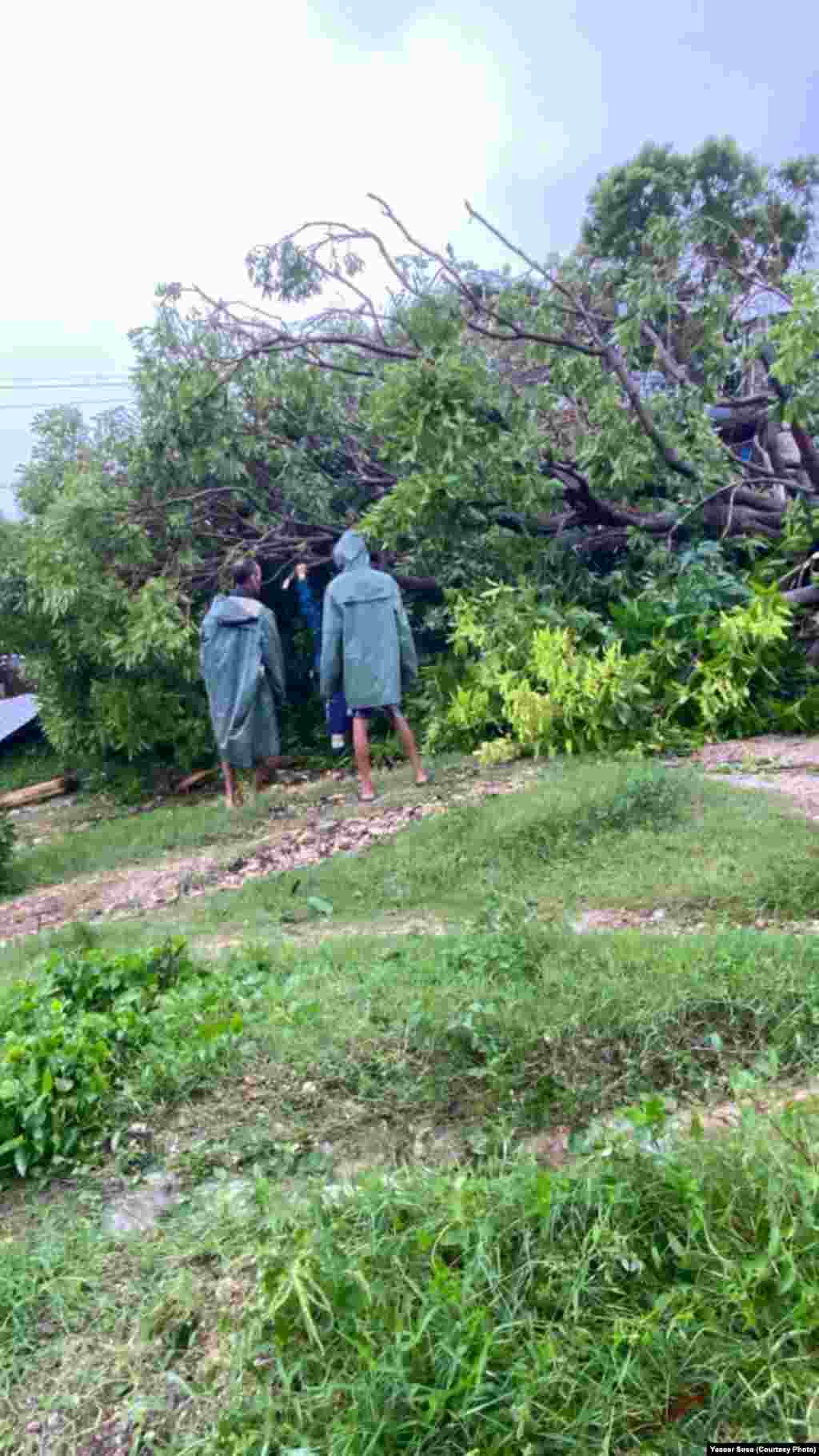 Pobladores de Veguita del Galo, en Santiago de Cuba, evalúan daños tras el impacto del huracán Melissa.