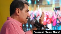 El gobernante venezolano Nicolás Maduro en un mitin con sus seguidores. 