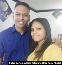 El pastor Alain Toledano Valiente junto a su hija Susana