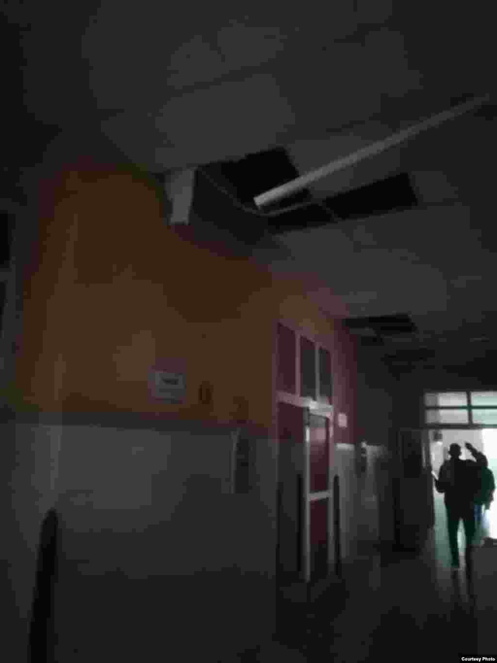 El derrumbe ocurrió a la entrada de la Sala Clínica Alta, del hospital Calixto García, en La Habana. 