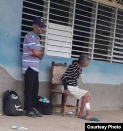 Ancianos en Cauto Embarcadero esperan ser trasladados a un lugar seguro.