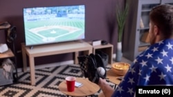 Un aficionado a los deportes viendo un partido de béisbol desde la comodidad de su casa.