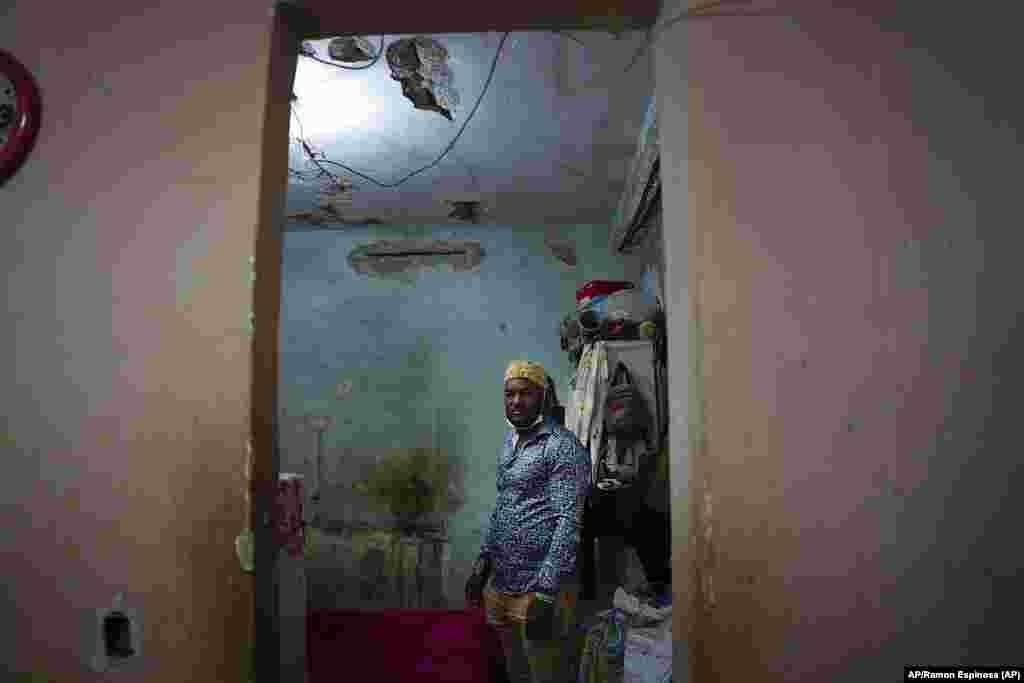 Emilio Román, quien tiene tres hijos en prisión acusados de participar en las protestas del 11 de julio del año pasado, posa en el cuarto de uno de sus hijos. 