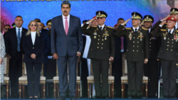 Nicolás Maduro junto a oficiales de la Fuerza Armada Bolivariana.